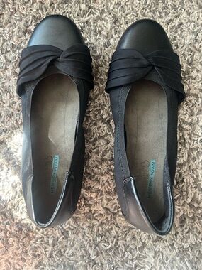 Black Slip-On Flats with Twisted Toe Detail — Memory Foam Comfort